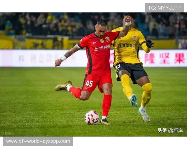 上海海港莱昂纳多高速带球直塞:速度之翼点亮城市夜空 上海海港莱昂纳多高速带球直塞:速度之翼点亮城市夜空