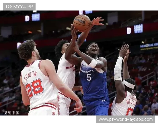 唐斯外线射中压哨三分,森林狼全队怒吼庆祝 唐斯外线射中压哨三分,森林狼全队怒吼庆祝